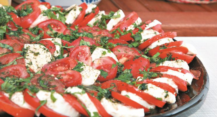 Salada de mozzarella e tomate