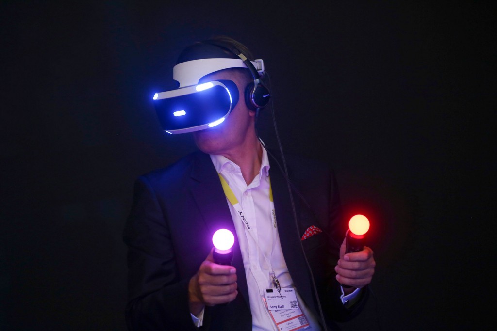 Uma consola de realidade virtual, desenhada para ser completamente funcional com a Playstation 4, com uma grande resolução de vídeo que permite ao jogador uma experiência única.