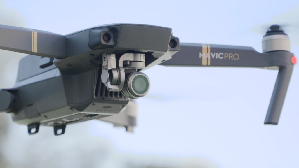 É o primeiro drone que produz imagens de qualidade profissional e pode ser transportado num saco de câmara ou num bolso de casaco relativamente grande. Tem cinco câmaras e dois sensores ultrassónicos.