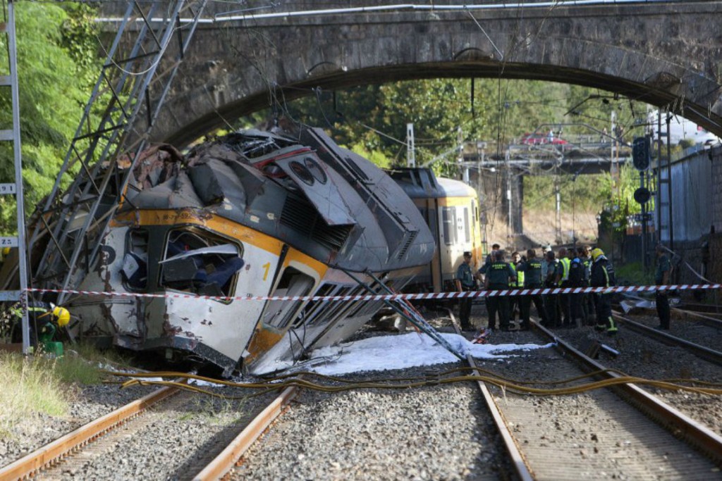 Quatro pessoas morreram e 49 ficaram feridas no descarrilamento de um comboio em O Porriño, Pontevedra (Espanha). O comboio de passageiros ligava Vigo e Porto.