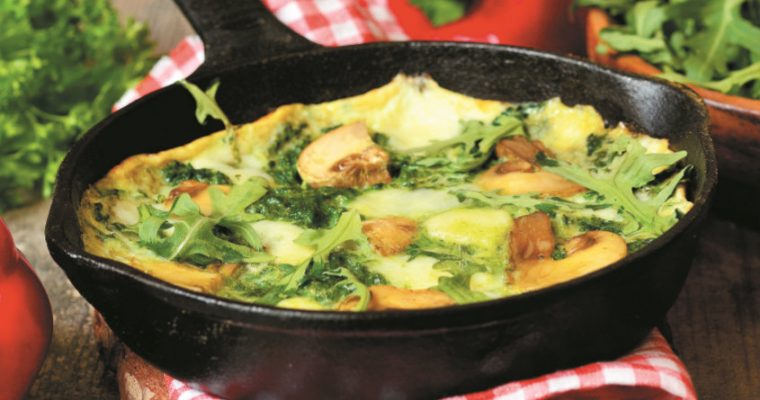Fácil e rápido: omeleta de cogumelos e espinafres