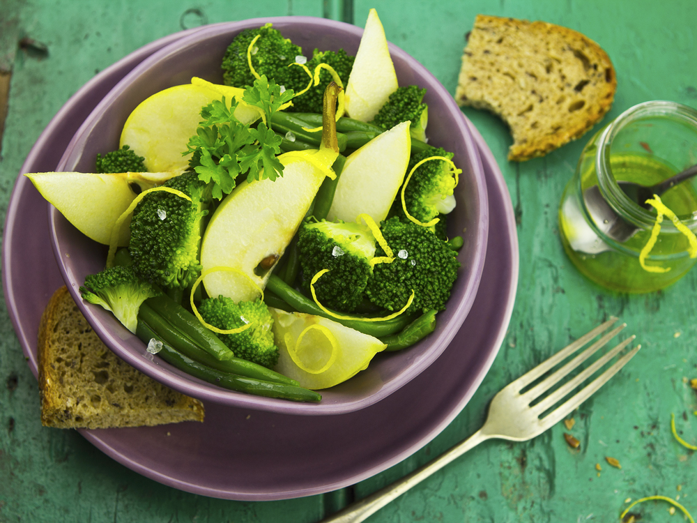 Salada de pêra, brócolos e feijão verde