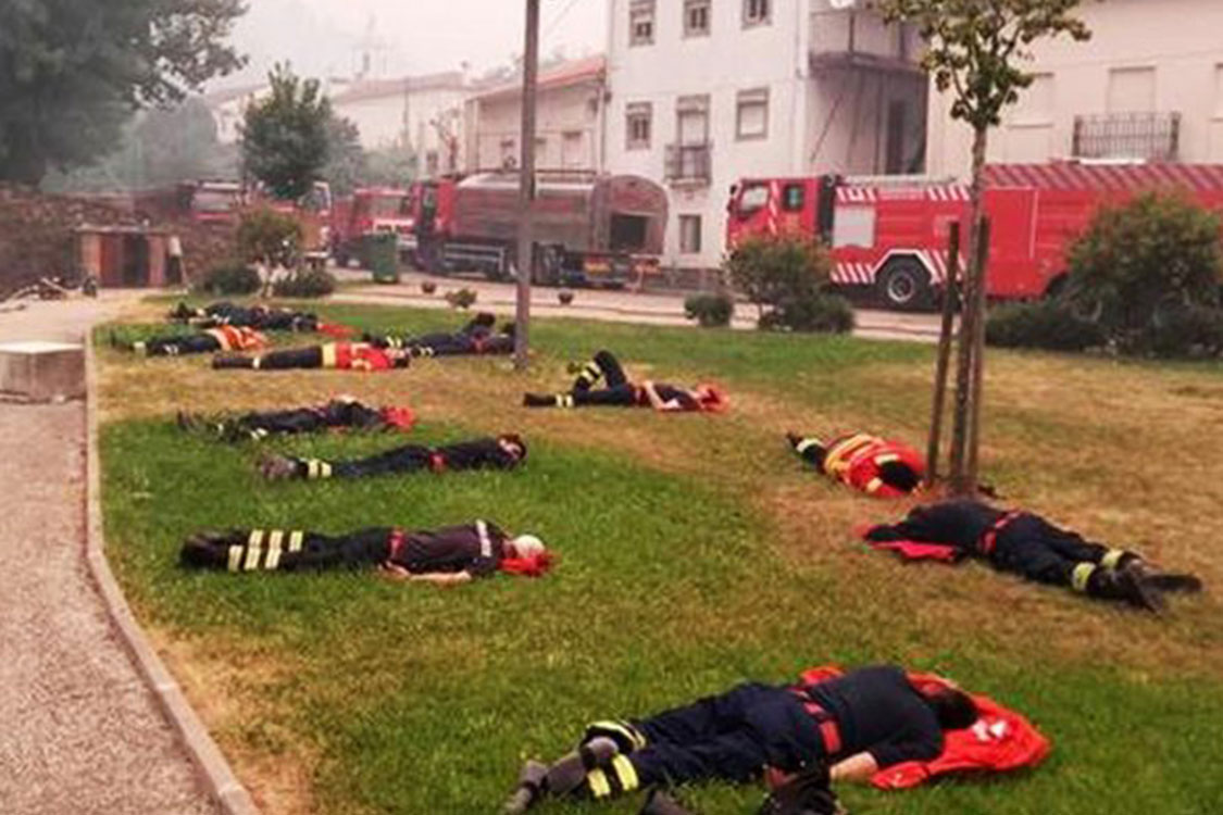 As fotos dos nossos bombeiros que estão a emocionar o mundo