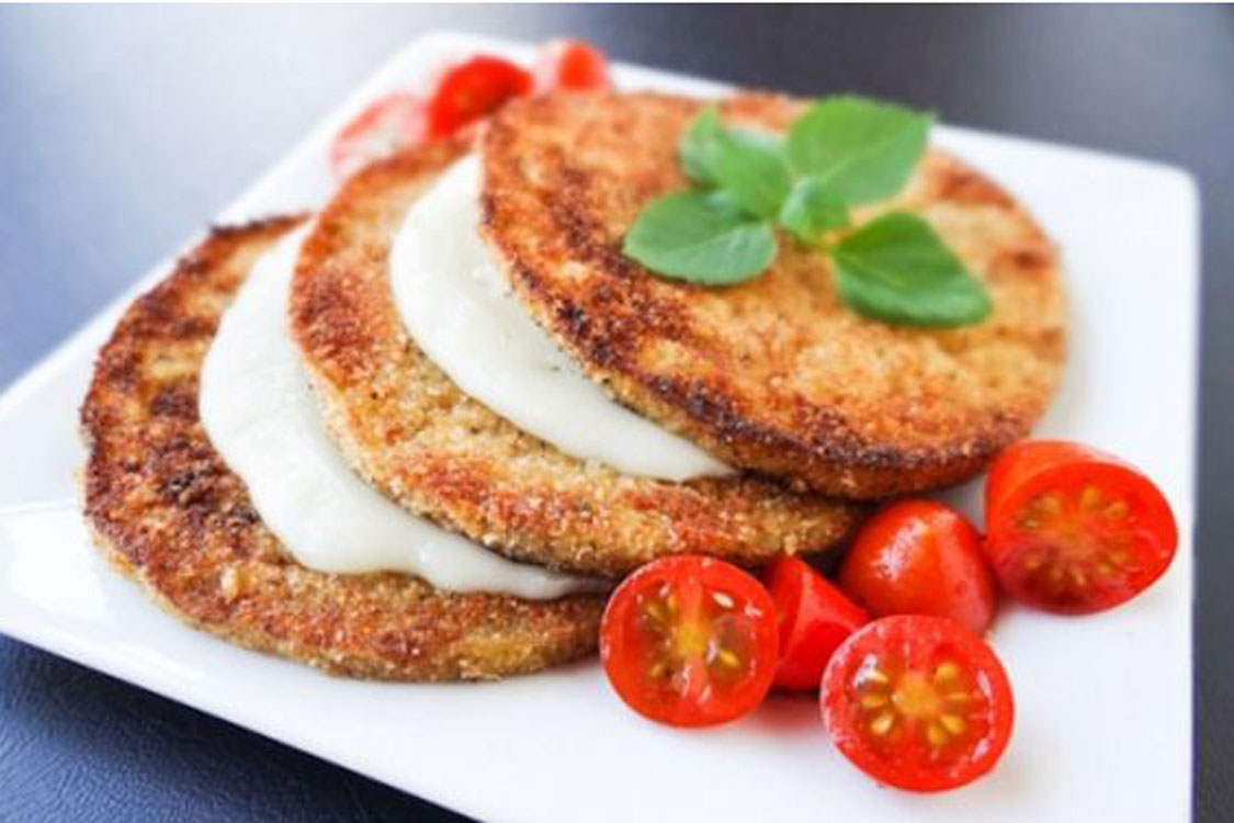 Para aperitivo, sai uma receita de beringela à milanesa com queijo e tomate!