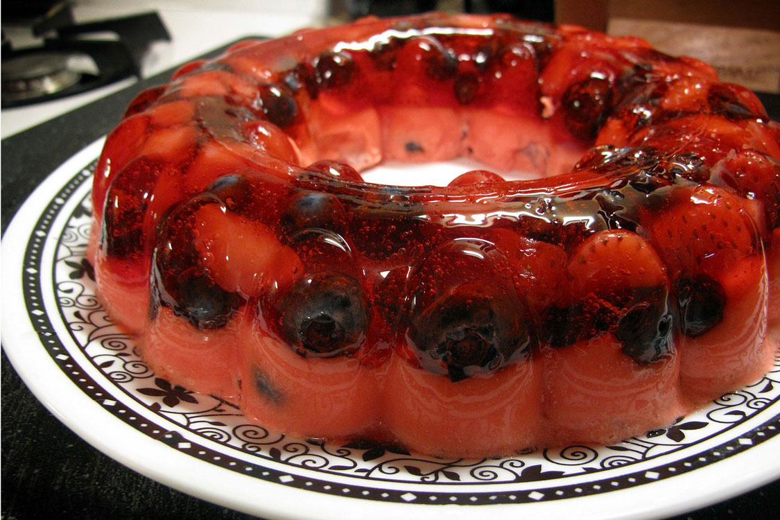Originalidade na cozinha: experimente uma gelatina recheada de frutas