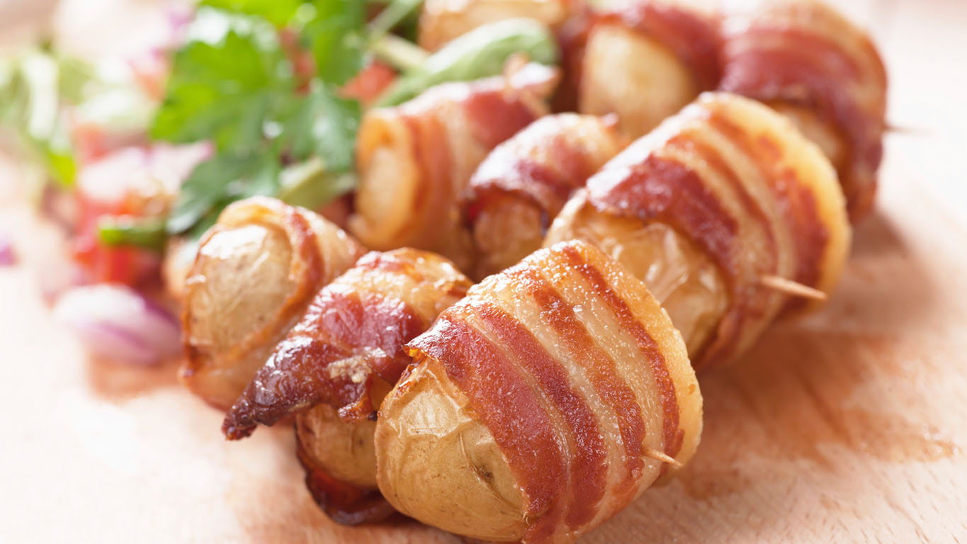 Espetadinhas de batata enrolada em bacon
