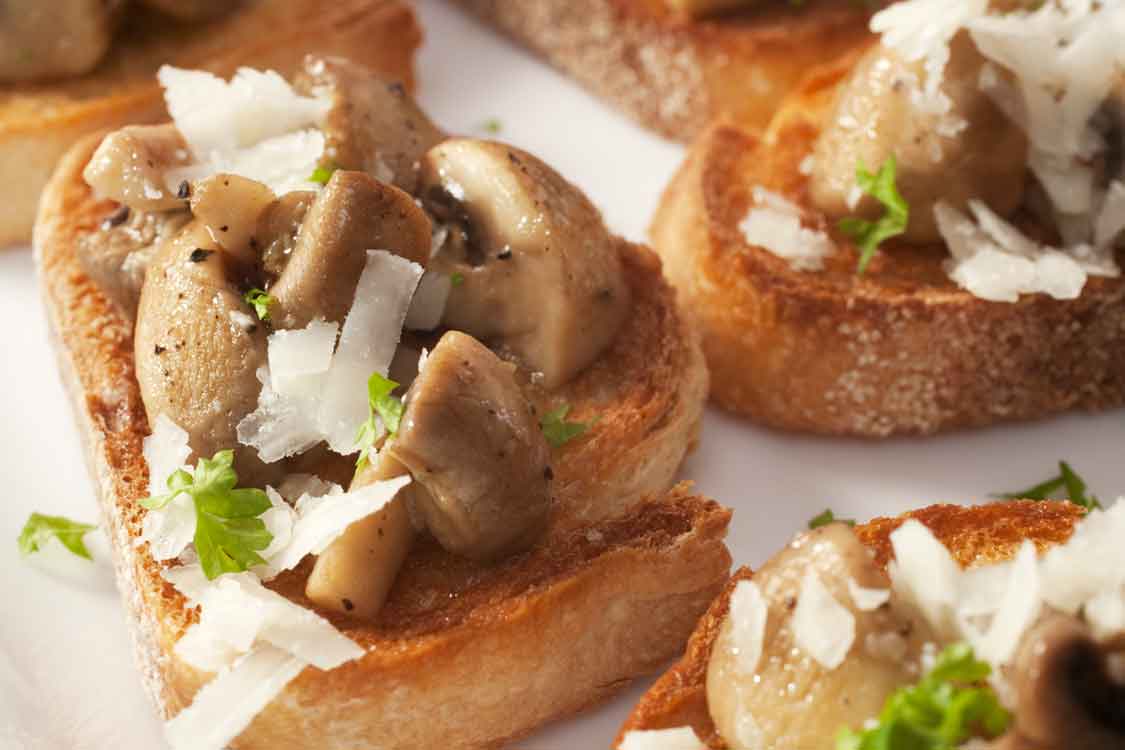 Bruschetta de cogumelos e queijo