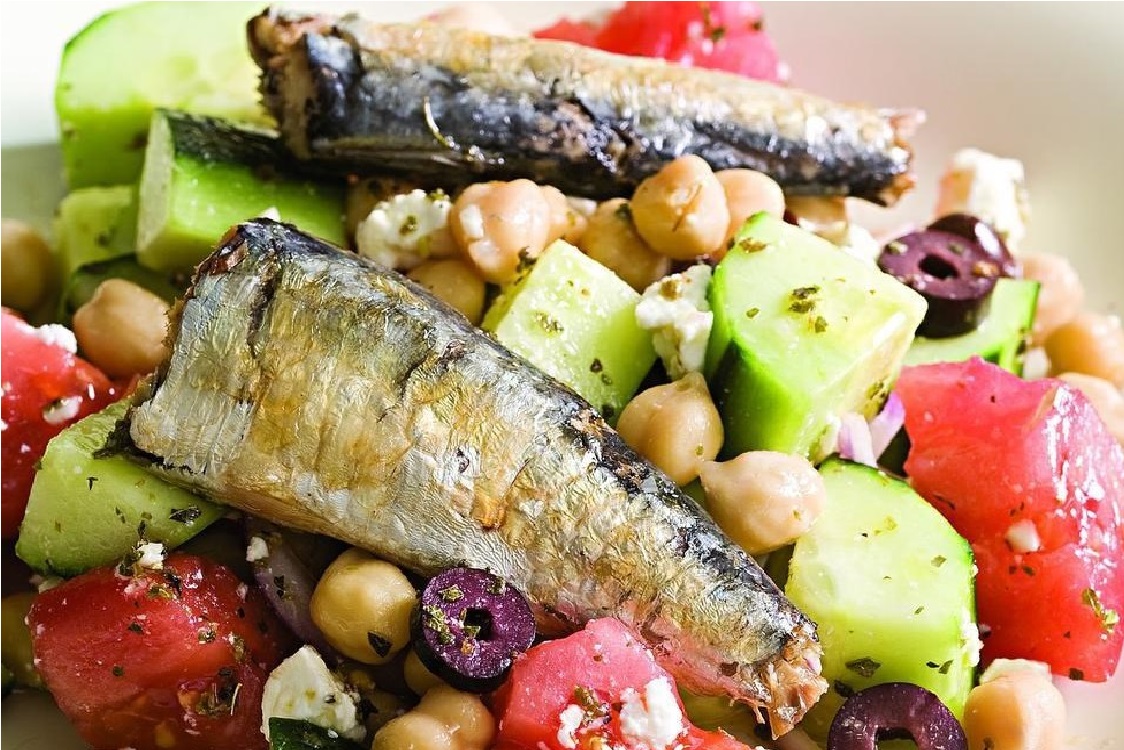 Receita de salada grega com sardinha