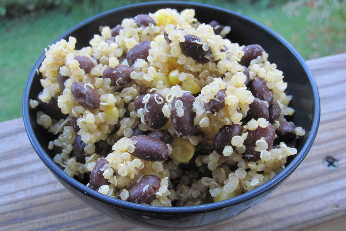 Receita saudável de quinoa e feijão preto
