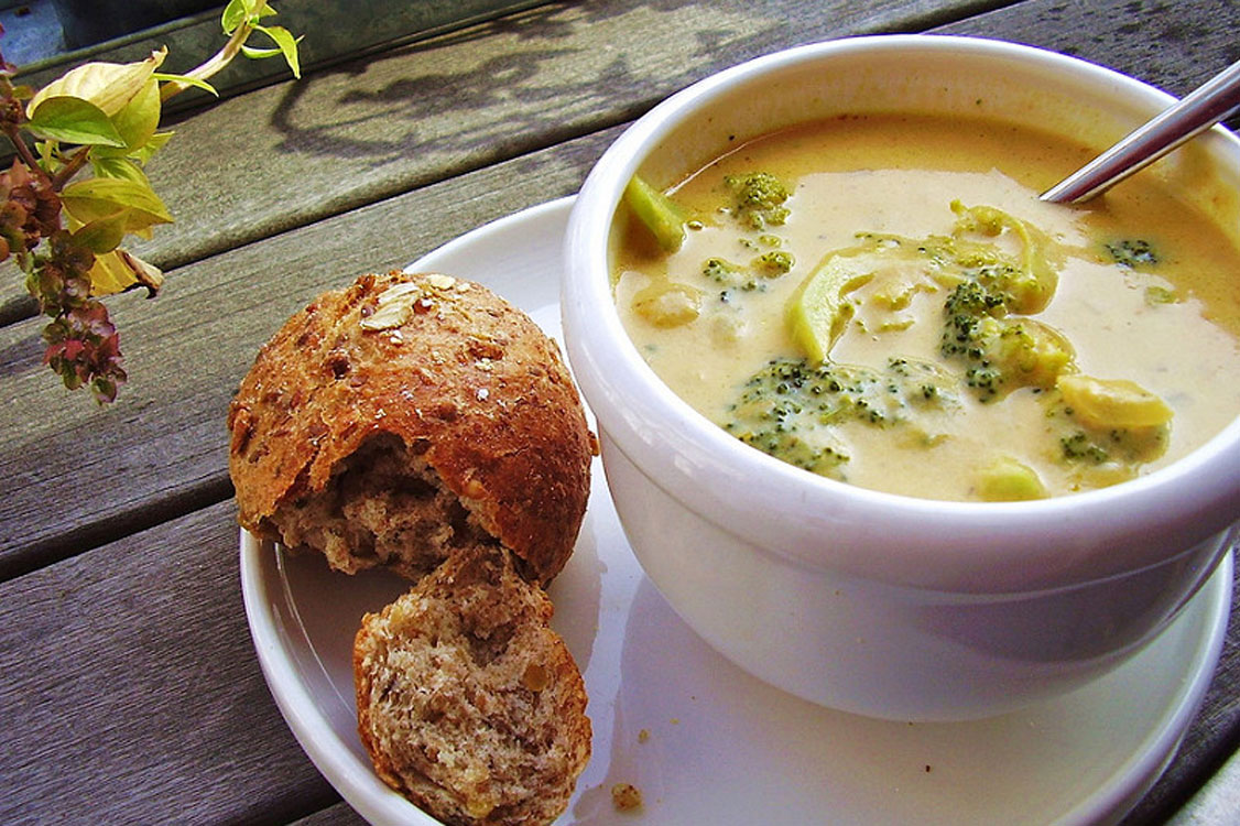 Uma delícia em forma de sopa de brócolos e queijo