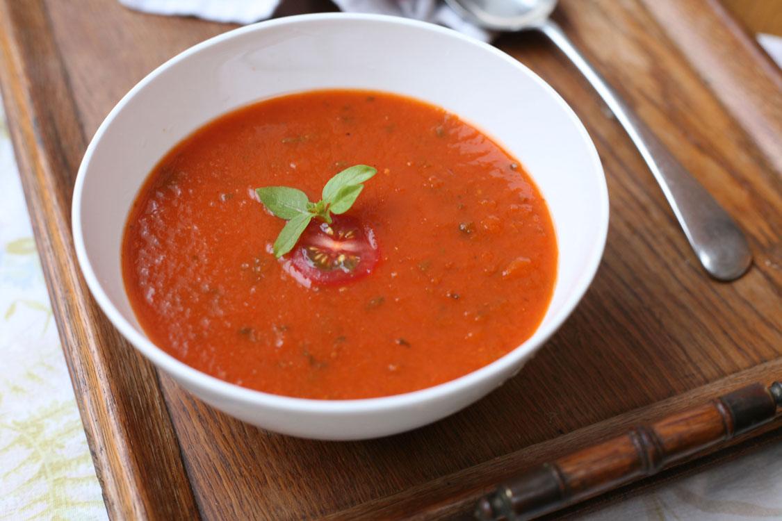 Aqueça-se com esta sopa de tomate com manjericão!