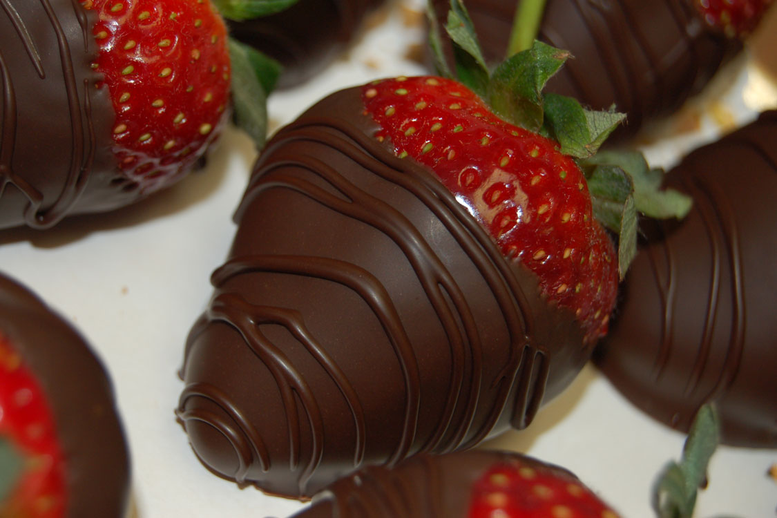 Apimente o Dia dos Namorados com uns eróticos morangos com chocolate…