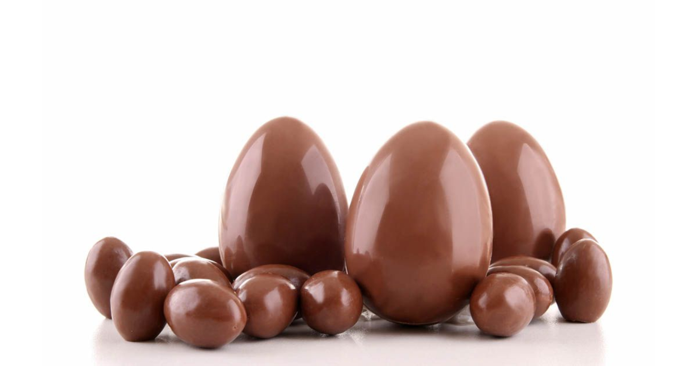 Nem é preciso comprar! Faça os clássicos ovos de chocolate em casa!
