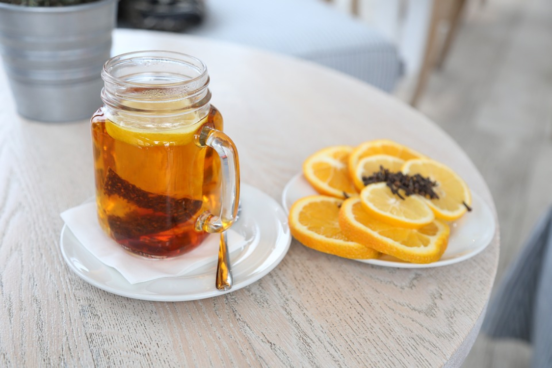 Chá frio de laranja, limão e canela