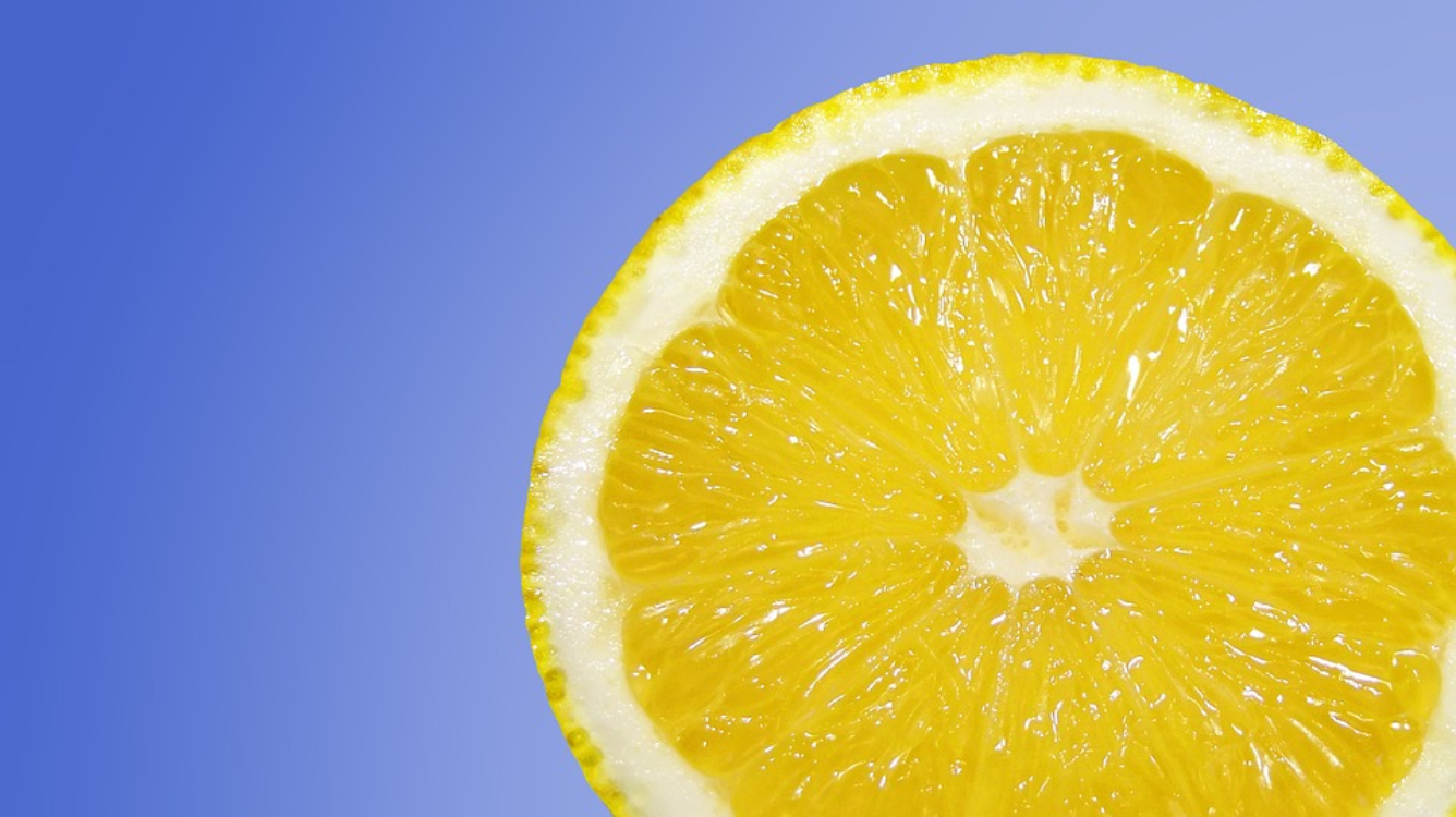 Tentei limpar o microondas só com um limão… e nem imagina o resultado!