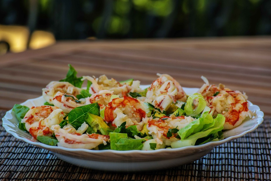 Receita saudável de salada de camarão
