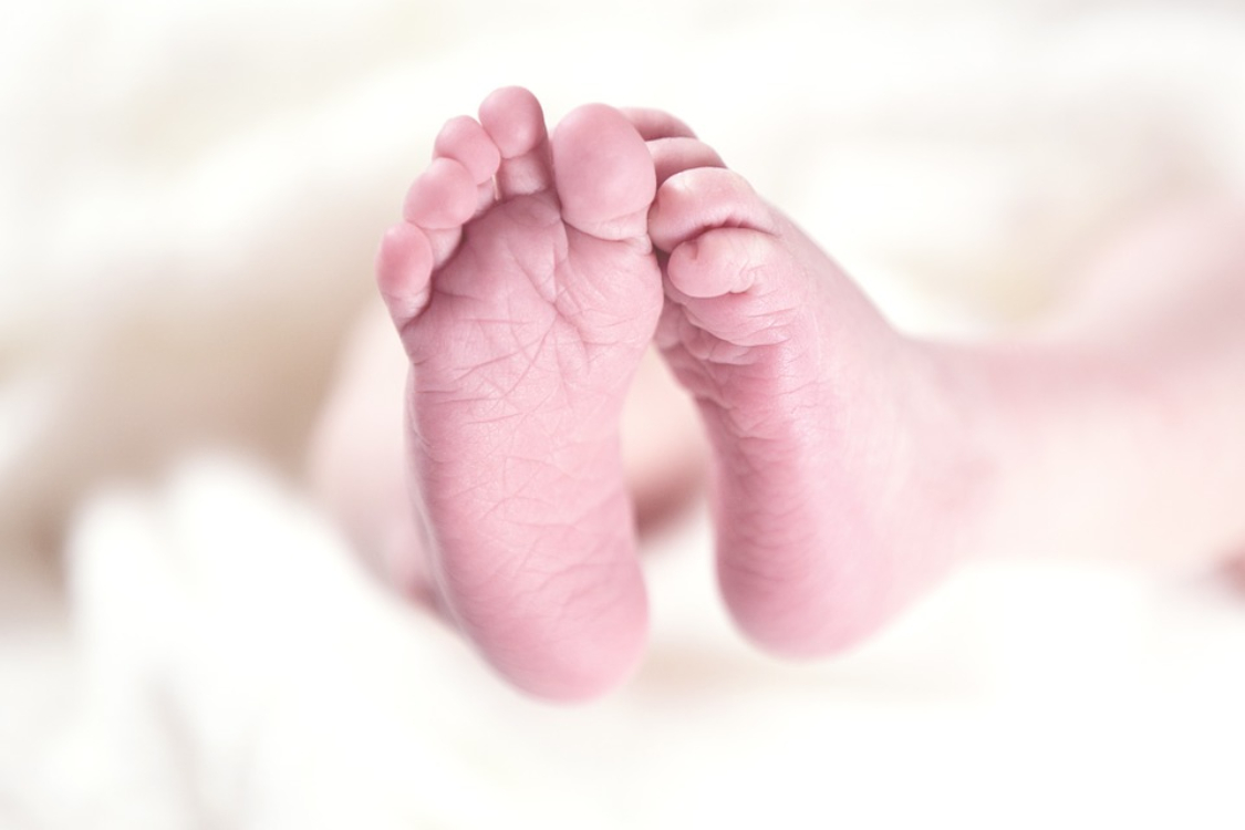 Mãe de bebé prematura partilha truque para fazer a filha se sentir segura… e dormir bem!