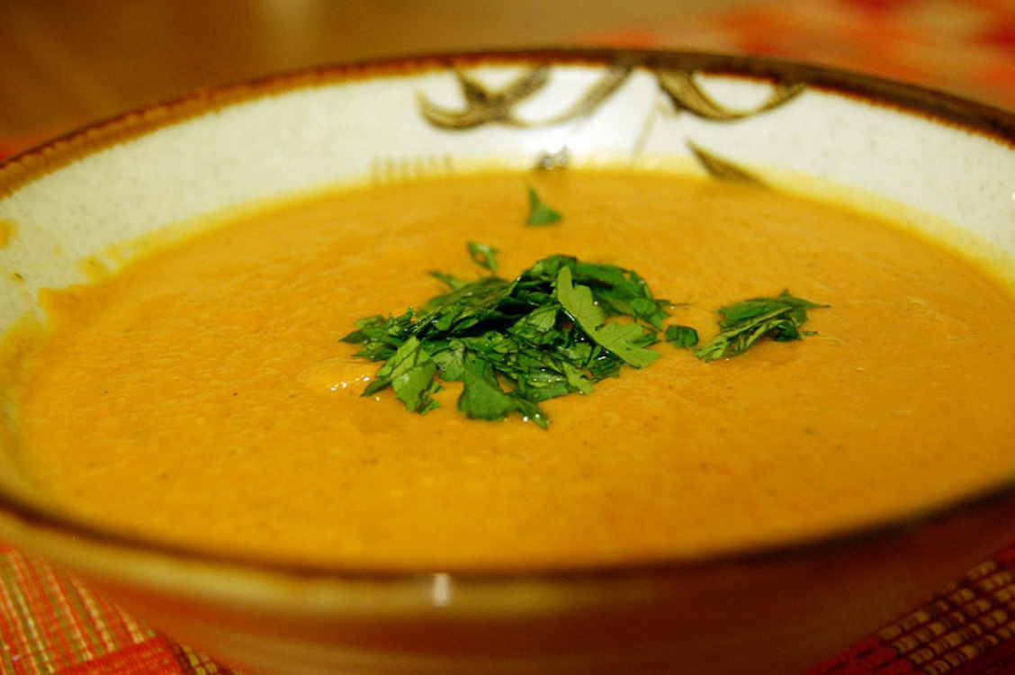 Esta receita de sopa de batata-doce com cenoura é deliciosa e saudável!