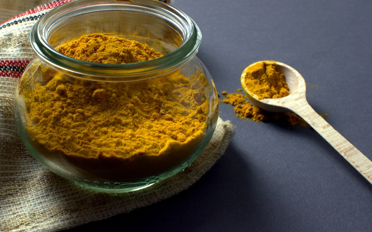 Beba 1 copo de água de curcuma todos os dias em jejum e é isto o que vai acontecer com o seu corpo!