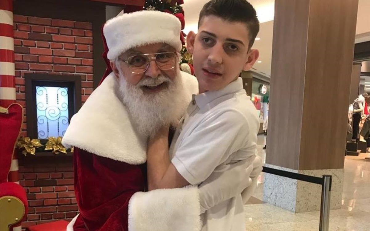 Pai Natal deita-se no chão para atender um jovem autista… e comove as redes sociais!