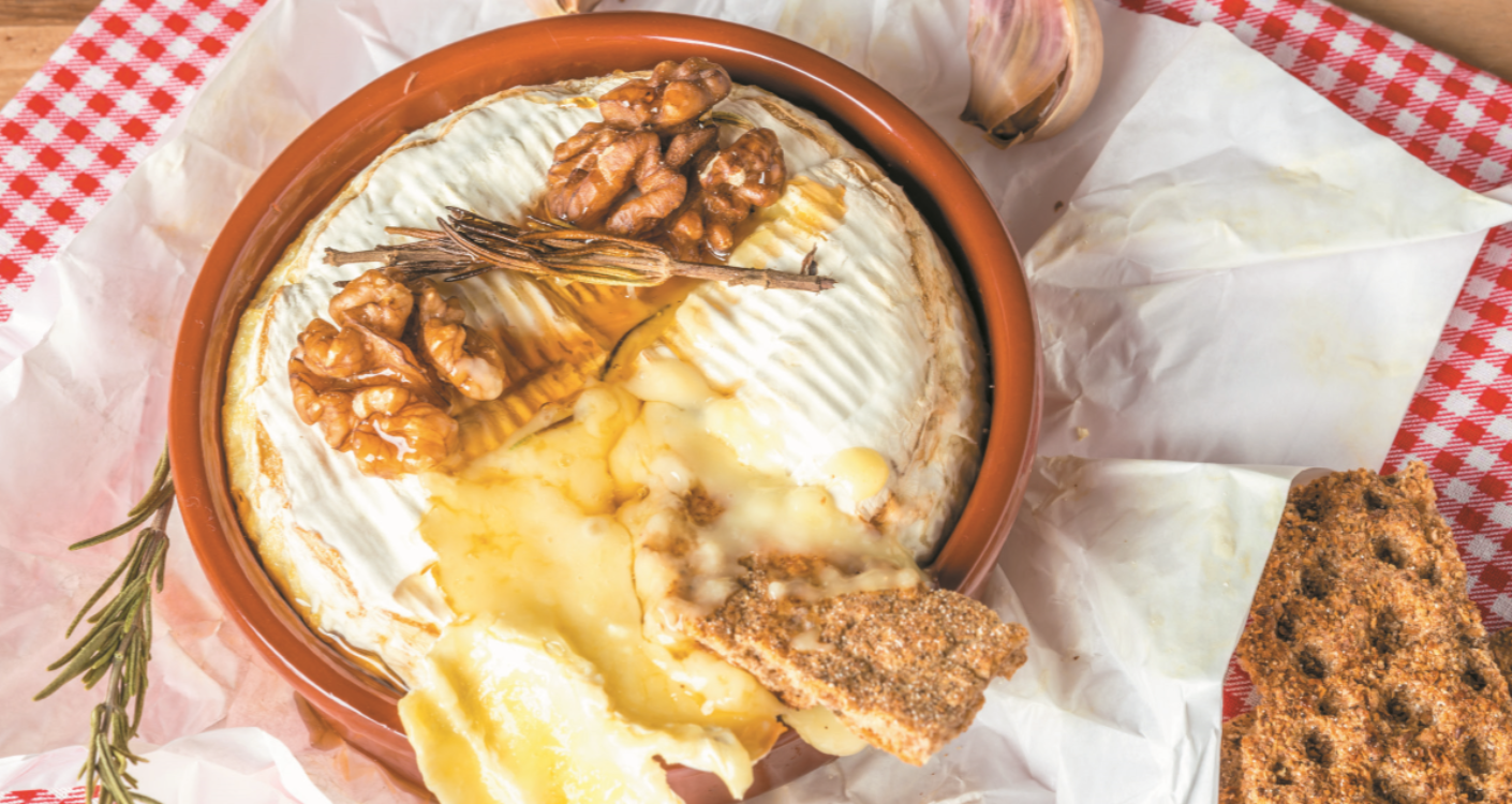 Queijo Camembert com nozes, alho, mel e alecrim