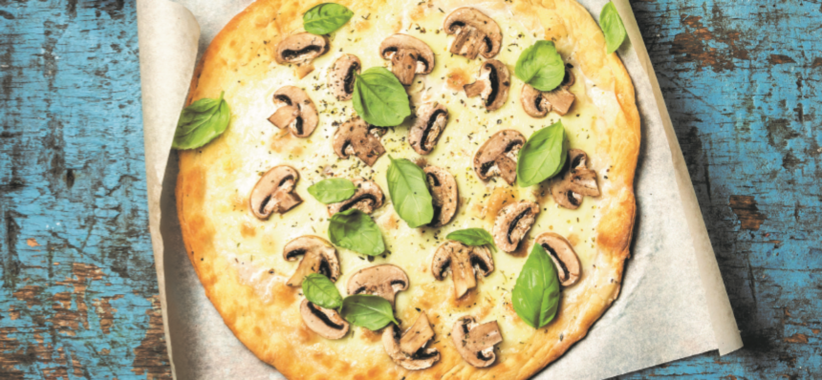 Pizza de cogumelos e manjericão sem glúten