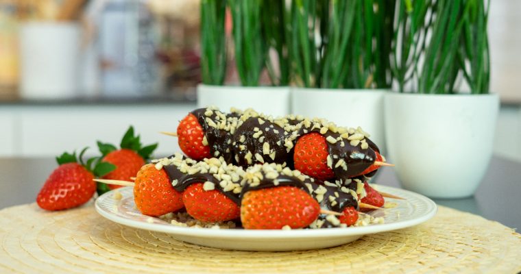 Espetada de morangos com chocolate e amêndoa: simples e saborosa!