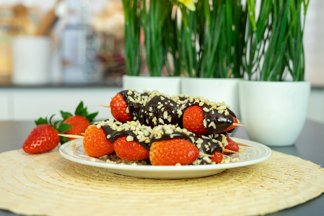 Espetada de morangos com chocolate e amêndoa: simples e saborosa!