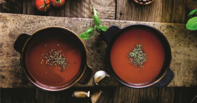 Sopa de tomate: uma entrada que conforta o corpo e a alma!