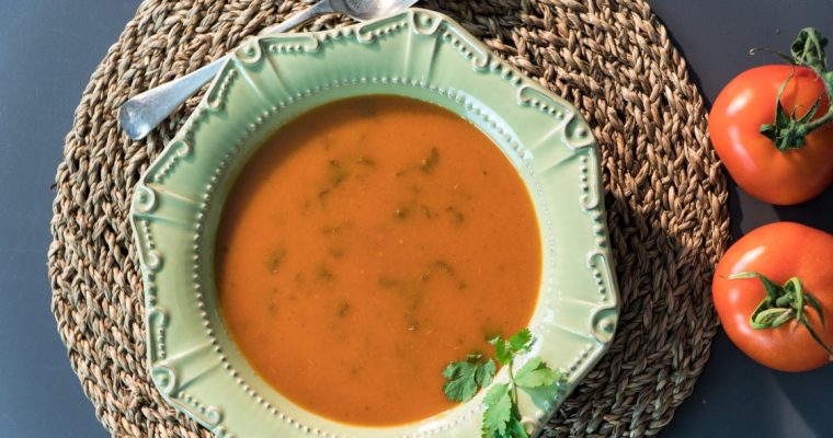 Sopa de tomate com curgete e coentros: conforta o corpo e a alma!
