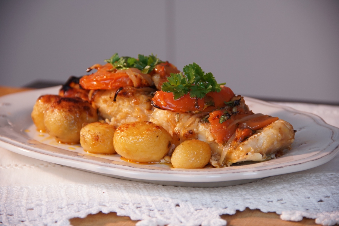 Bacalhau assado com tomate: festeje o Dia da Família com uma receita tradicional!