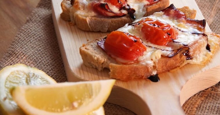 Bruschettas de bacon e tomate cherry à italiana: um aperitivo irresistível!