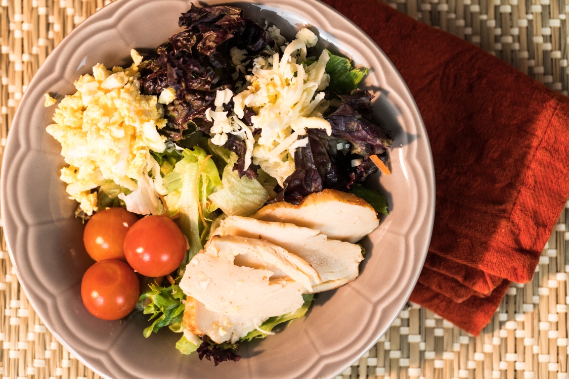 Salada de frango e ovo: mais saúde, menos calorias!
