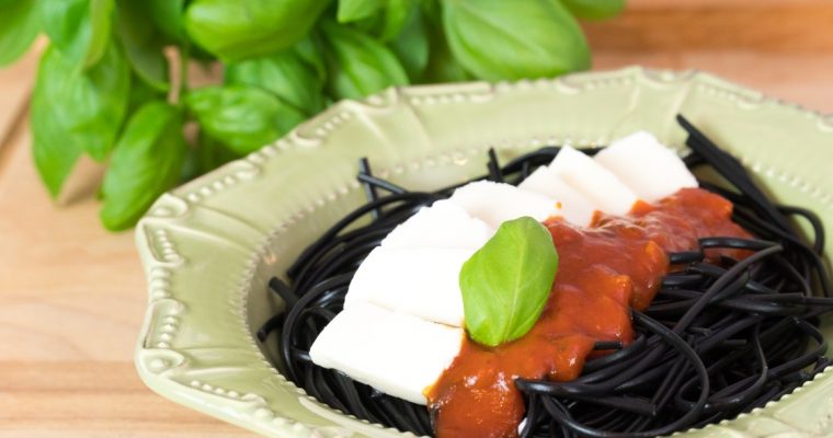 Esparguete nero com molho de tomate e mozarela: simples… e saboroso!