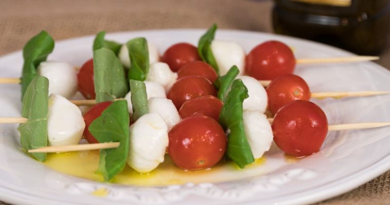 Espetadas de mozarela, tomate cherry e manjericão: são bonitas… e boas!