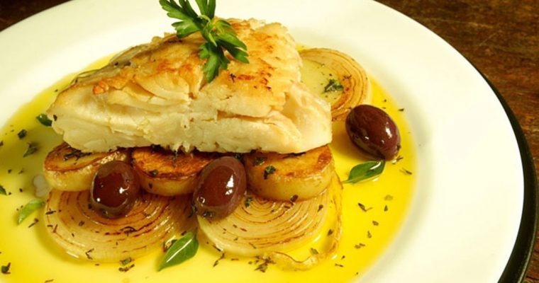 Bacalhau assado com batatas: é de comer… e chorar por muito mais!