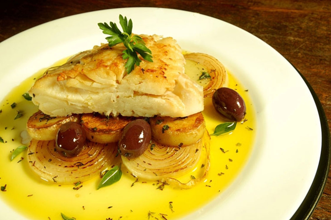 Bacalhau assado com batatas: é de comer… e chorar por muito mais!