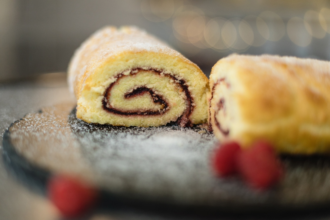 Esta torta de morango e frutos vermelhos tem um sabor irresistível!