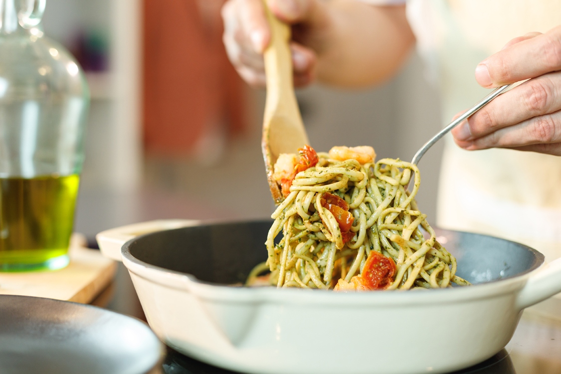 Linguini de camarão, pesto e queijo: para deixá-lo muito feliz!