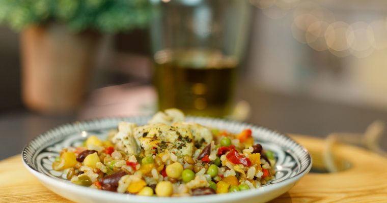 Frango com arroz de legumes e feijão: simples de fazer!