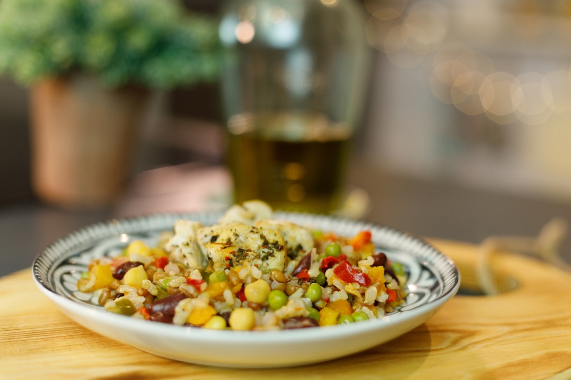 Frango com arroz de legumes e feijão: simples de fazer!