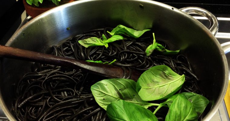 ESPARGUETE NERO COM MARISCO