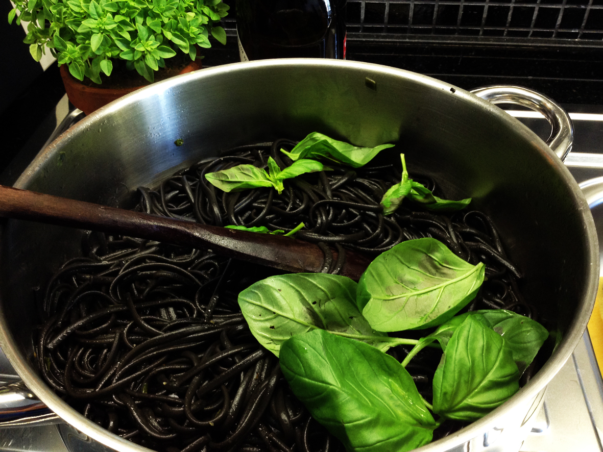 ESPARGUETE NERO COM MARISCO