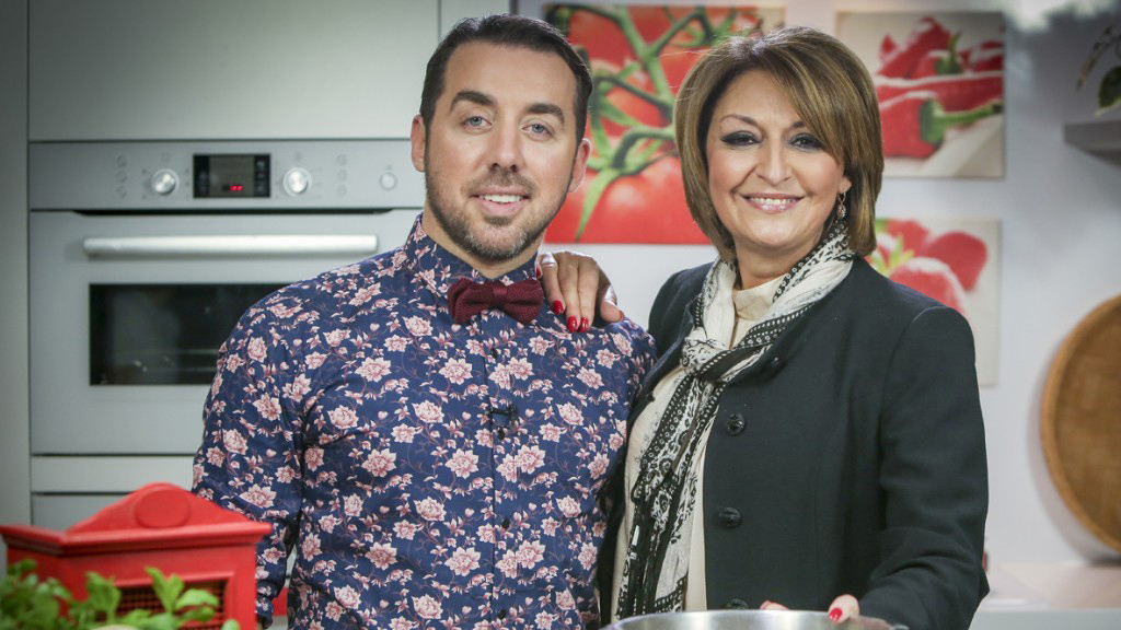 MAYA FAZ BOLO DE CÔCO