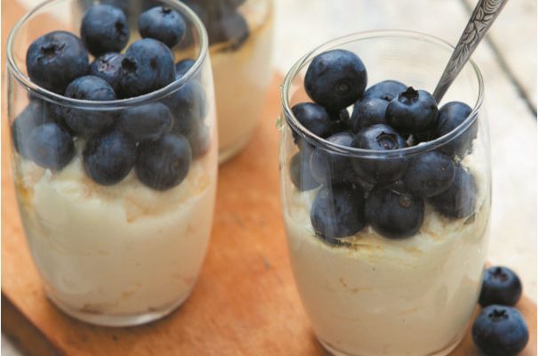 Mousse de chocolate branco com mirtilos