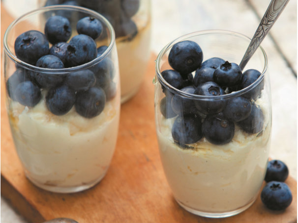 Mousse de chocolate branco com mirtilos