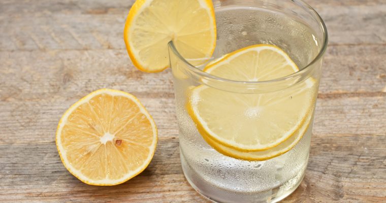 Porque devemos beber água quente com limão pela manhã