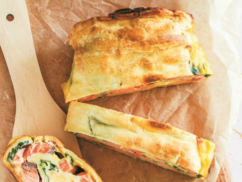 Surpreenda com strudel de salmão