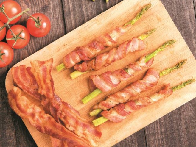 Uma entrada original e saborosa: espargos fritos com bacon