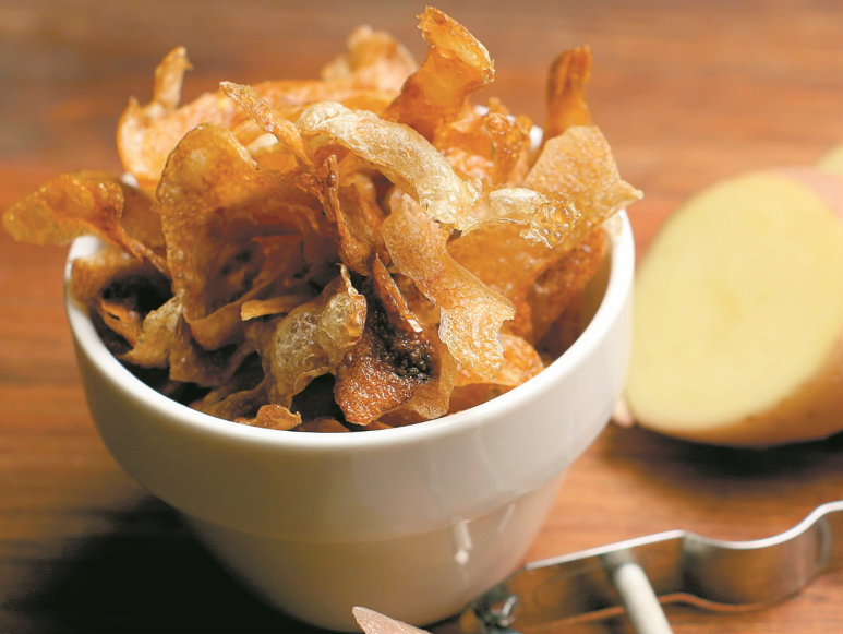 Cascas de batata fritas